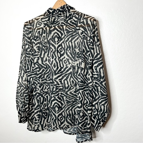 ASOS DESIGN Maternity Long Line Tunic Shirt Semi Sheer Mono Swirl Print 8 - Picture 10 of 11